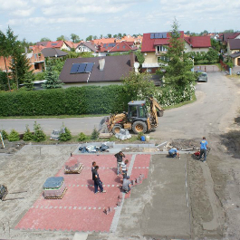Zdjęcia w trakcie realizacji projektu przebudowy parkingu w Łysomicach